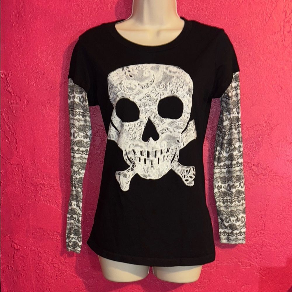 JL Jerry Leigh juniors sparkling skull long sleeved graphic Tshirt. Sz large.